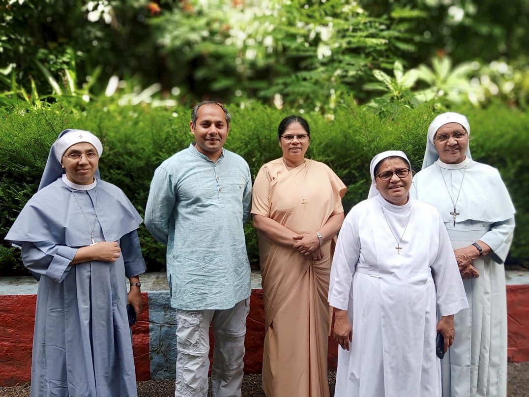 Pfarrer Jaison Thazhathil besuchte in Kerala die Samaritan-Schwestern um Generaloberin Schwester Thomasia (rechts), von denen derzeit sieben Schwestern in den Einrichtungen des Sozialwerk Communio in Christo e. V. in Mechernich und Blankenheim beschäftigt sind. (c) Foto: CIC/pp/Agentur ProfiPress