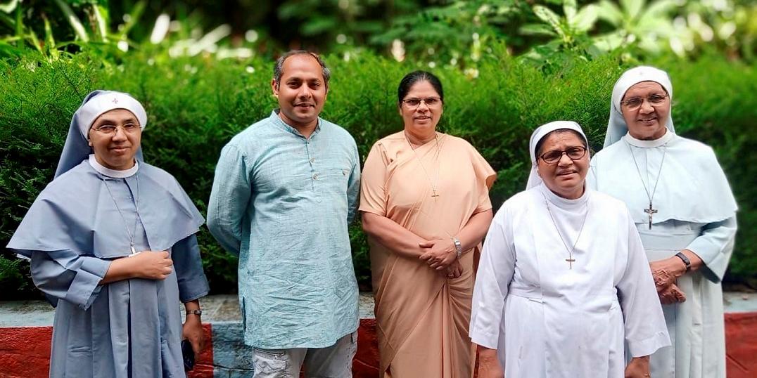 Pfarrer Jaison Thazhathil besuchte in Kerala die Samaritan-Schwestern um Generaloberin Schwester Thomasia (rechts), von denen derzeit sieben Schwestern in den Einrichtungen des Sozialwerk Communio in Christo e. V. in Mechernich und Blankenheim beschäftigt sind.