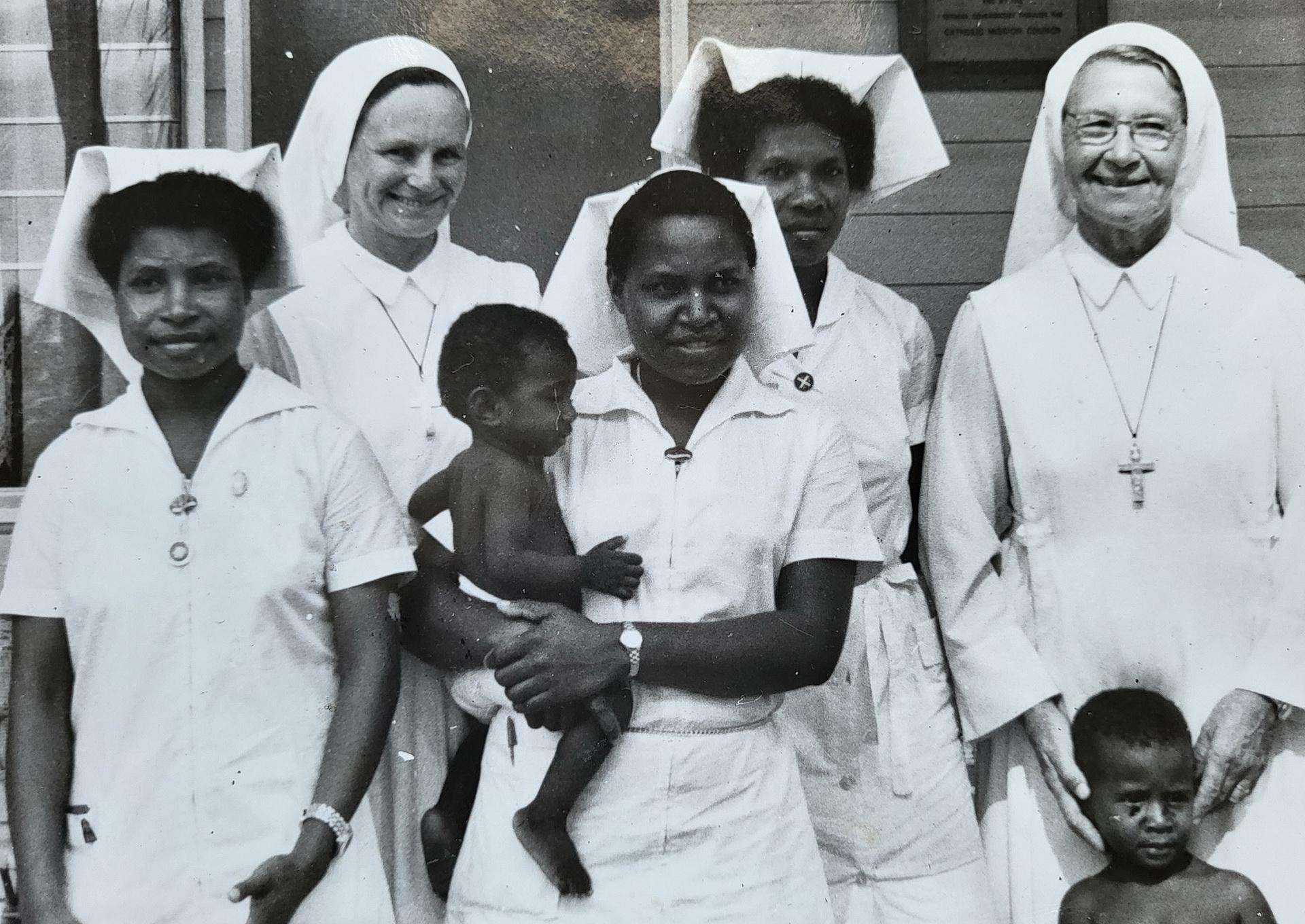 Schwester Clematia (r.), geborene Sybille Schmitz aus Strempt, avancierte in der Südsee zur berühmten Ordensfrau, Krankenschwester und Fürsprecherin der Eingeborenen.