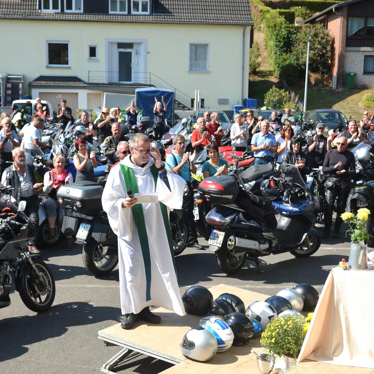 Am 13. August findet der mittlerweile 21. „Motorrad-Gottesdienst“ in Breitenbenden statt. Spenden werden zu Gunsten des „Unternehmen Zündkerze e.V.“ gesammelt.