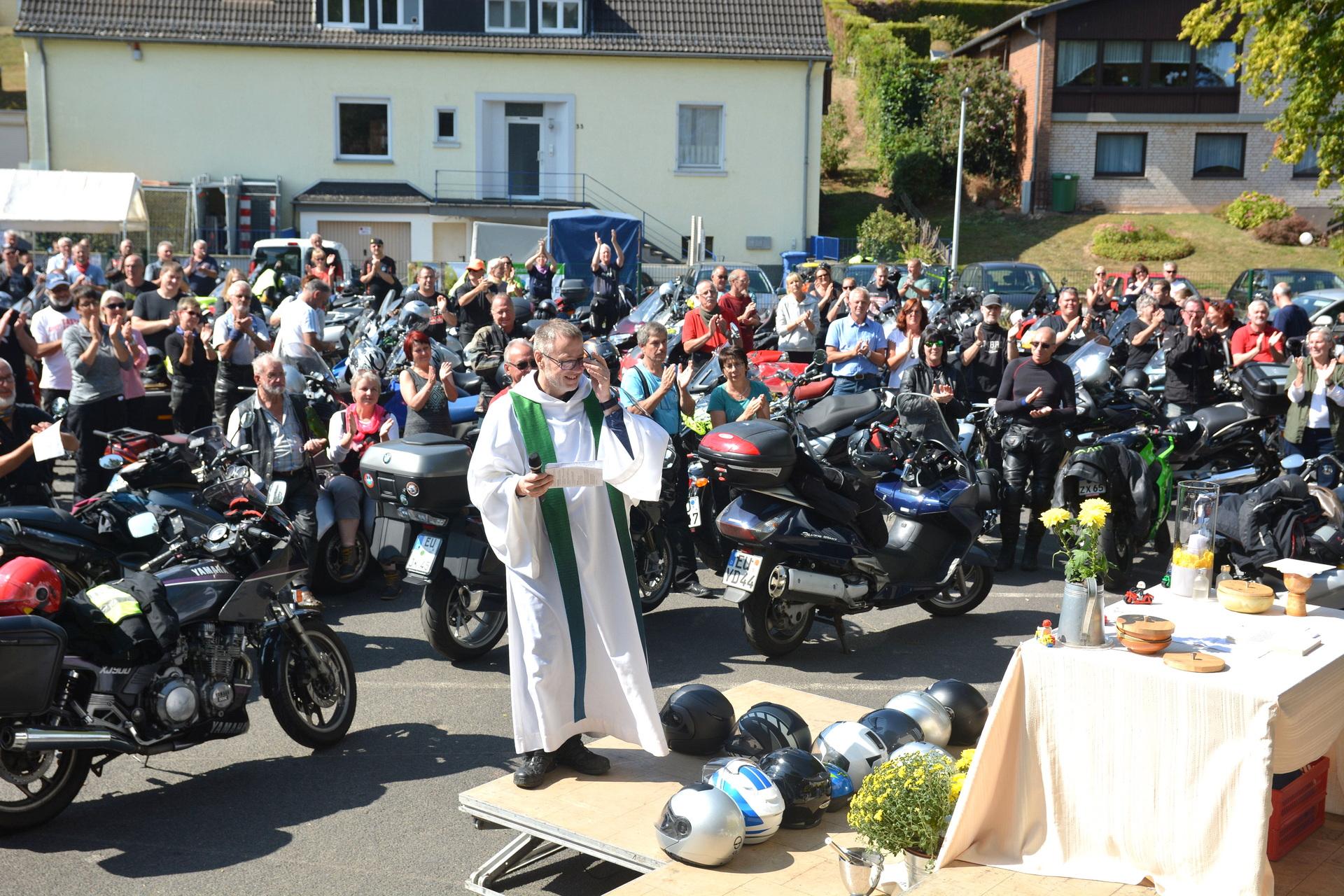 Am 13. August findet der mittlerweile 21. „Motorrad-Gottesdienst“ in Breitenbenden statt. Spenden werden zu Gunsten des „Unternehmen Zündkerze e.V.“ gesammelt.