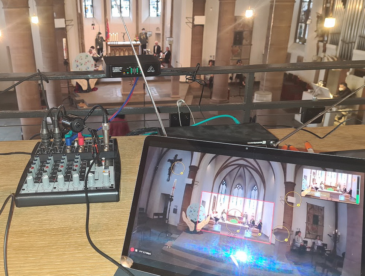 Jeden Sonntag klicken Menschen aus Marmagen, der Region und sogar aus dem Ausland auf den YouTube-Kanal der Pfarre St. Laurentius, um die Messe zu Hause, im Krankenhaus oder unterwegs mitzufeiern. Der digitale Gottesdienst ist mehr als technische Spielerei, er schafft Verbundenheit. (c) Foto: Privat/pp/Agentur ProfiPress