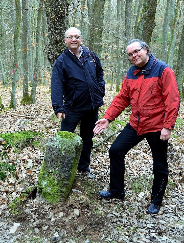 Pfarrer und GdG-Leiter Erik Pühringer (v.r.) und Kirchenvorstand  Helmut Müller zeigen Interessierten bei Besichtigungen regelmäßig den „Gotteswald“ bei Bouderath/Nöthen, nächstens wieder am 1. September um 18 Uhr.