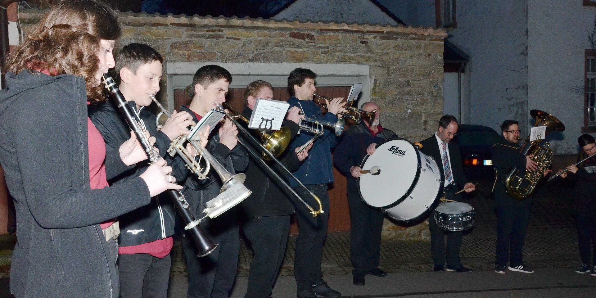 Der Musikverein Kallmuth, hier bei einem Open-Air-Auftritt im Dorf, beteiligt sich an einem Gemeinschaftskonzert mit dem Kirchenchor in der Pfarrkirche St. Georg am Sonntag, 15. Dezember.