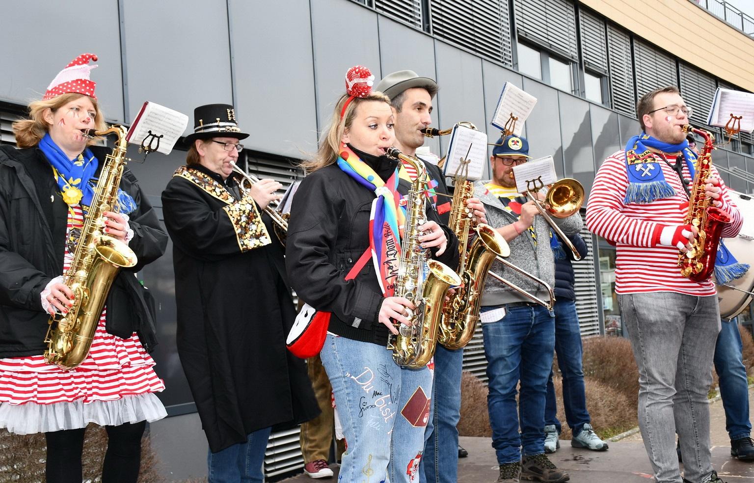 Seit 1972 ist die Big Band der Prinzengarde immer dort am Start, wo in Mechernich etwas „los“ ist: Hier beim „Sturm aufs Rathaus“ an Weiberfastnacht.