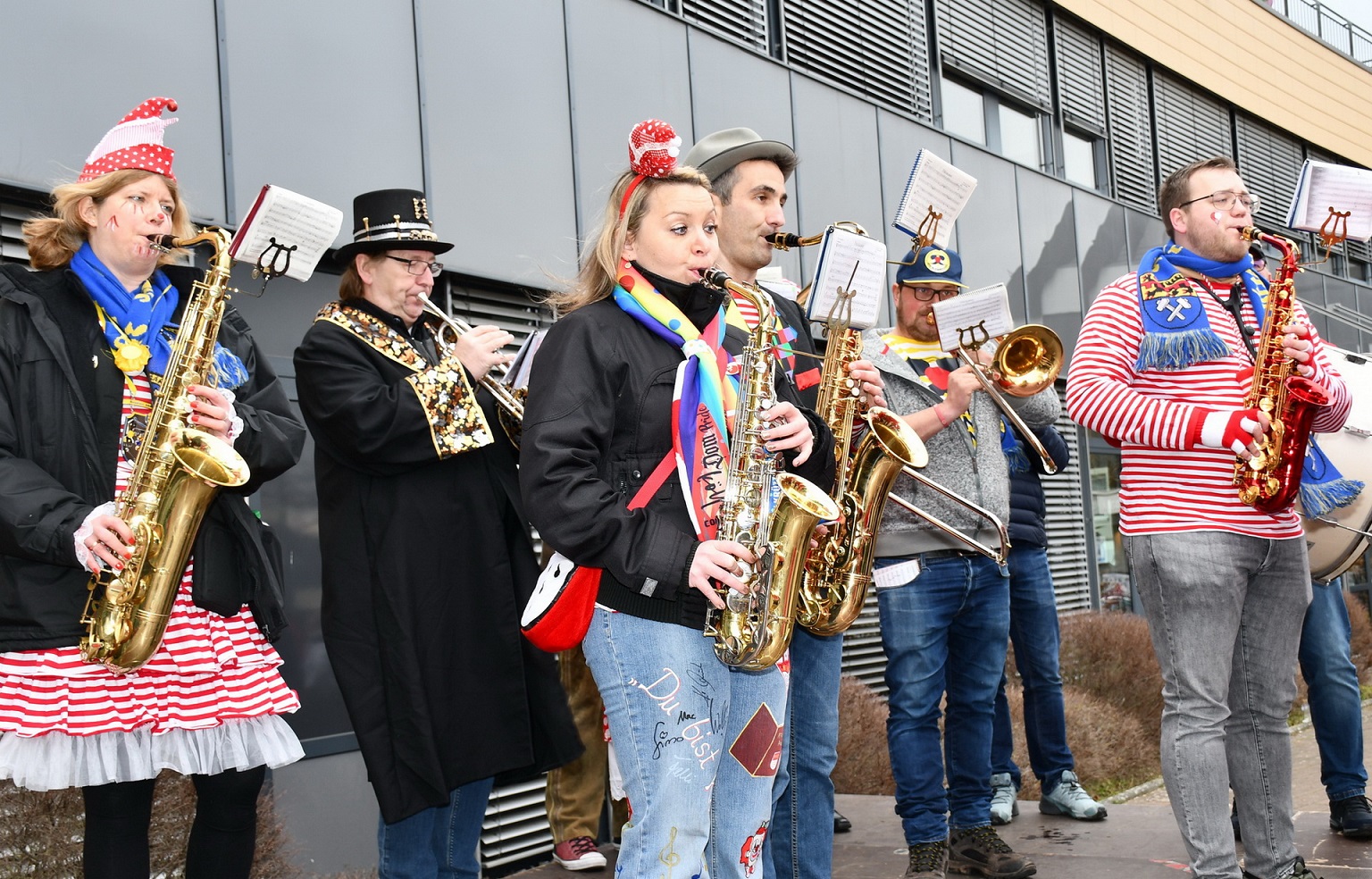 Seit 1972 ist die Big Band der Prinzengarde immer dort am Start, wo in Mechernich etwas „los“ ist: Hier beim „Sturm aufs Rathaus“ an Weiberfastnacht. (c) Foto: Manfred Lang/pp/Agentur ProfiPress