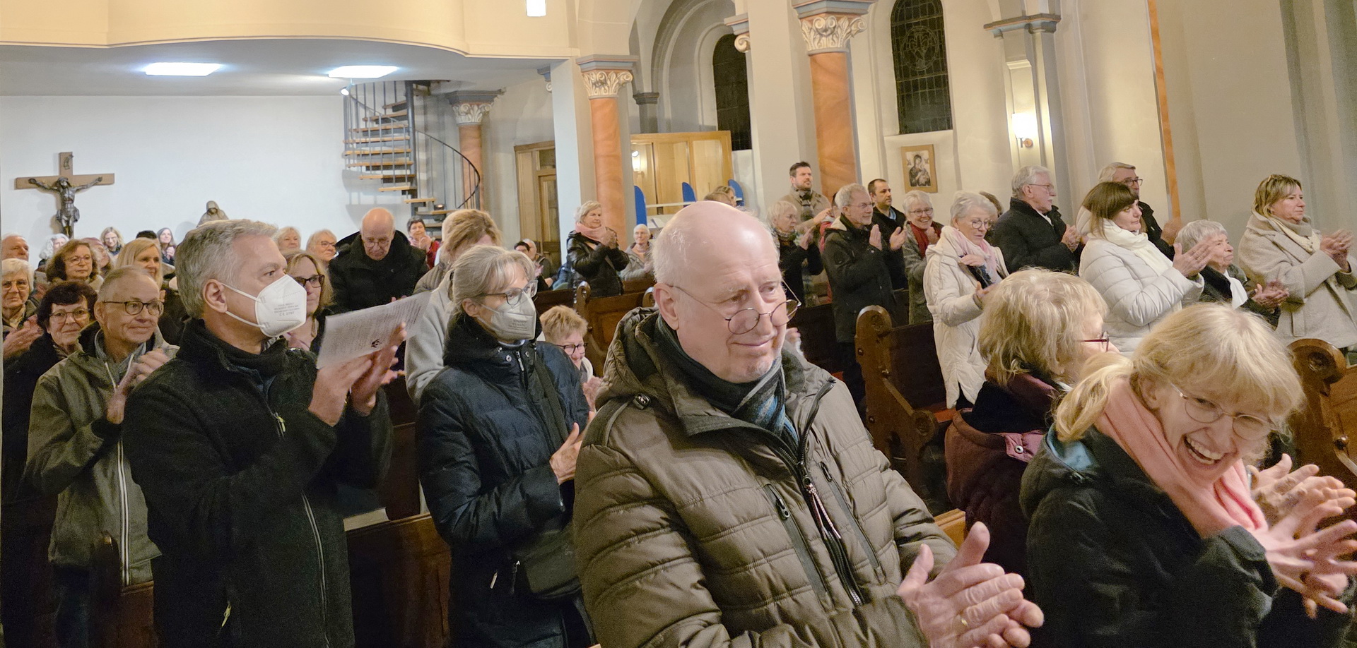 Grund zur Freude hatten die Besucher des siebten Mutmachgottesdienstes im Pastoralen Raum St. Barbara Mechernich, den Band und Chor „Rainer Wahsinn“ gemeinsam mit Diakon Manni Langt auf die Beine stellten. (c) Foto: Manfred Lang/pp/Agentur ProfiPress