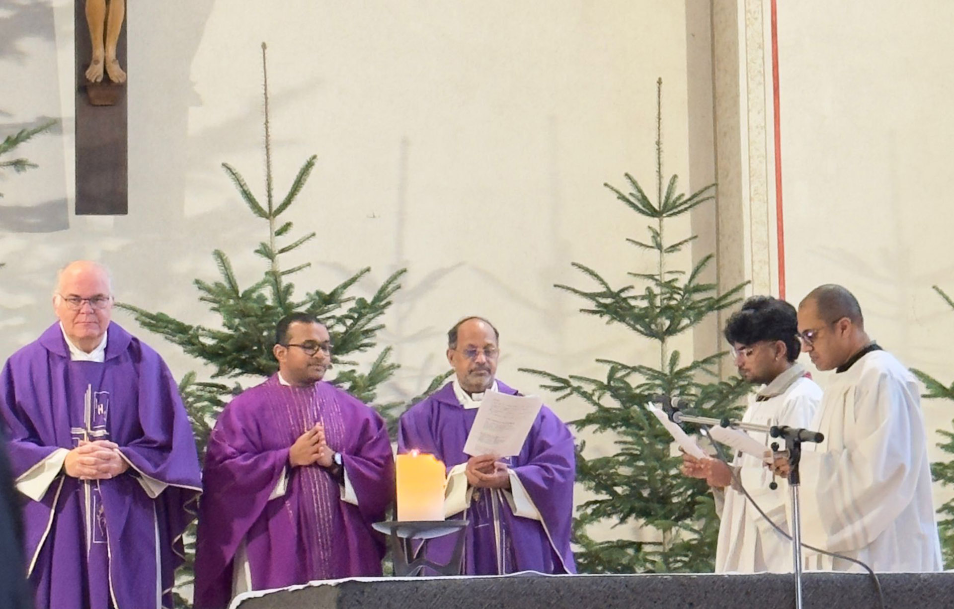 „Als Zeichen der Dankbarkeit“ organisierte Pfarrer Erik Pühringer (l.) Mitte Dezember die erste Heilige Messe in Malayalam - der Muttersprache vieler Gläubiger in und um Mechernich. Unterstützt wurde er von Pfarrer Bibin Peter, Pfarrer Shaji Thomas, Diakonand Tilj Puthenveettil und den Samaritan-Schwestern. (c) Foto: CIC/pp/Agentur ProfiPress