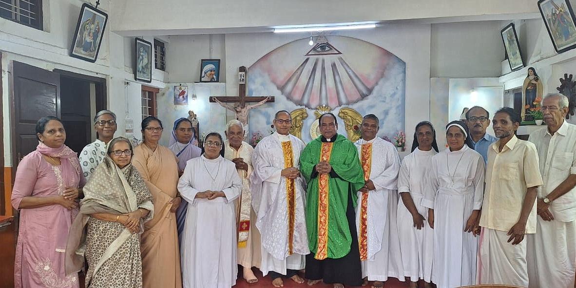 Nach der heiligen Messe mit Mitgliedern und Freunden der Communio in Christo in Indien.