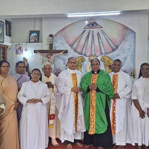 Nach der heiligen Messe mit Mitgliedern und Freunden der Communio in Christo in Indien.