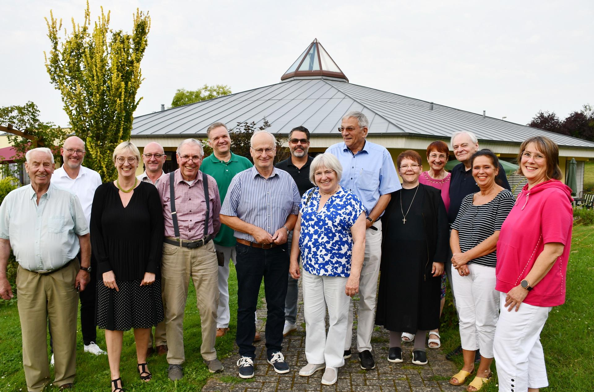 Der Vorstand des Fördervereins vor dem Hospiz „Stella Maris“ mit dem neuen Vorsitzenden Bürgermeister Dr. Hans-Peter Schick und seinen Vorgängern Jürgen Sauer und Heiner Dierhoff.