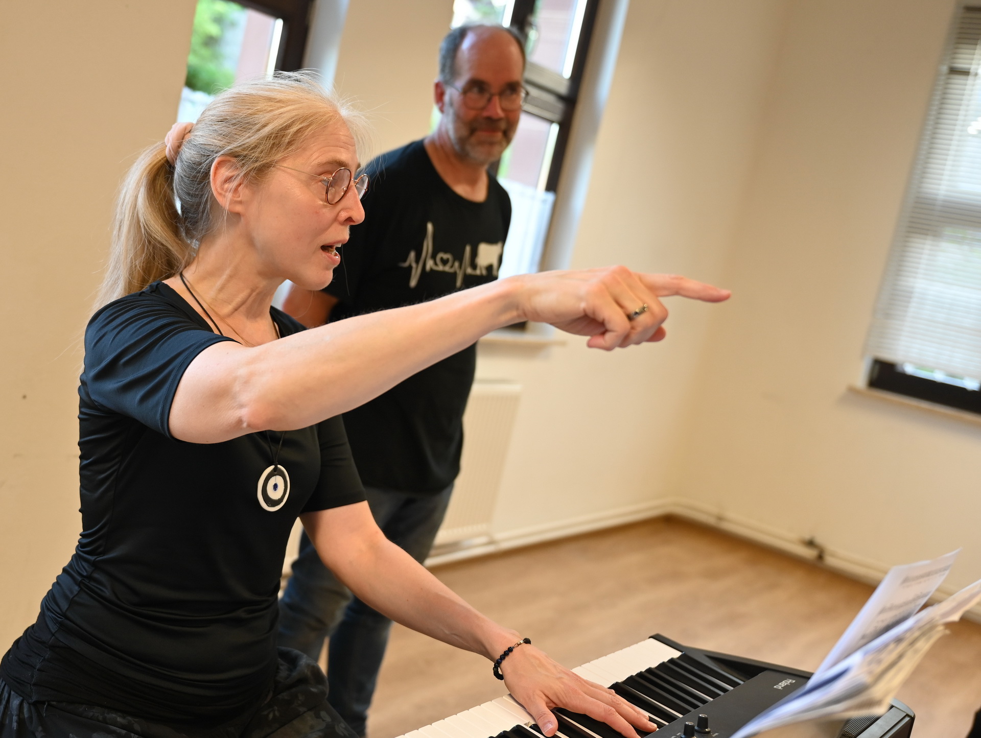 Dr. Nicole Besse hat die Leitung des Sacro-Pop-Chores „Kakus Vokale“ übernommen. Die Berufsmusikerin aus Mechernich hält das traditionell im Feytal beheimatete Ensemble für eines der intonationssichersten und schwungvollsten der Region. Im Hintergrund ihr Stellvertreter, der Kirchenmusiker Stefan Weingartz. (c) Foto: Manfred Lang/pp/Agentur ProfiPress