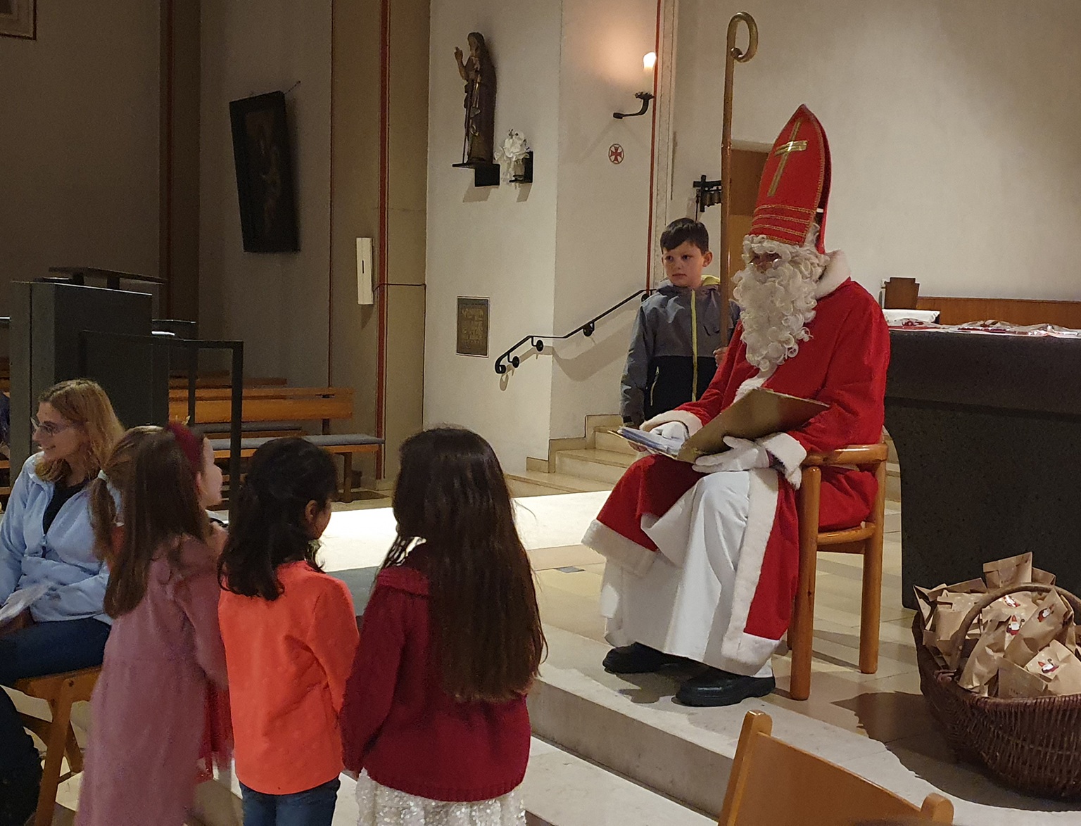 Nele, Nela, Pamela und Linda standen bei der Nikolausfeier des Familienmesskreises Mechernich dem Heiligen gegenüber. Liebevoll hatten sie ein Gedicht eingeübt und vorgetragen. (c) Foto: Claudia Simon/pp/Agentur ProfiPress