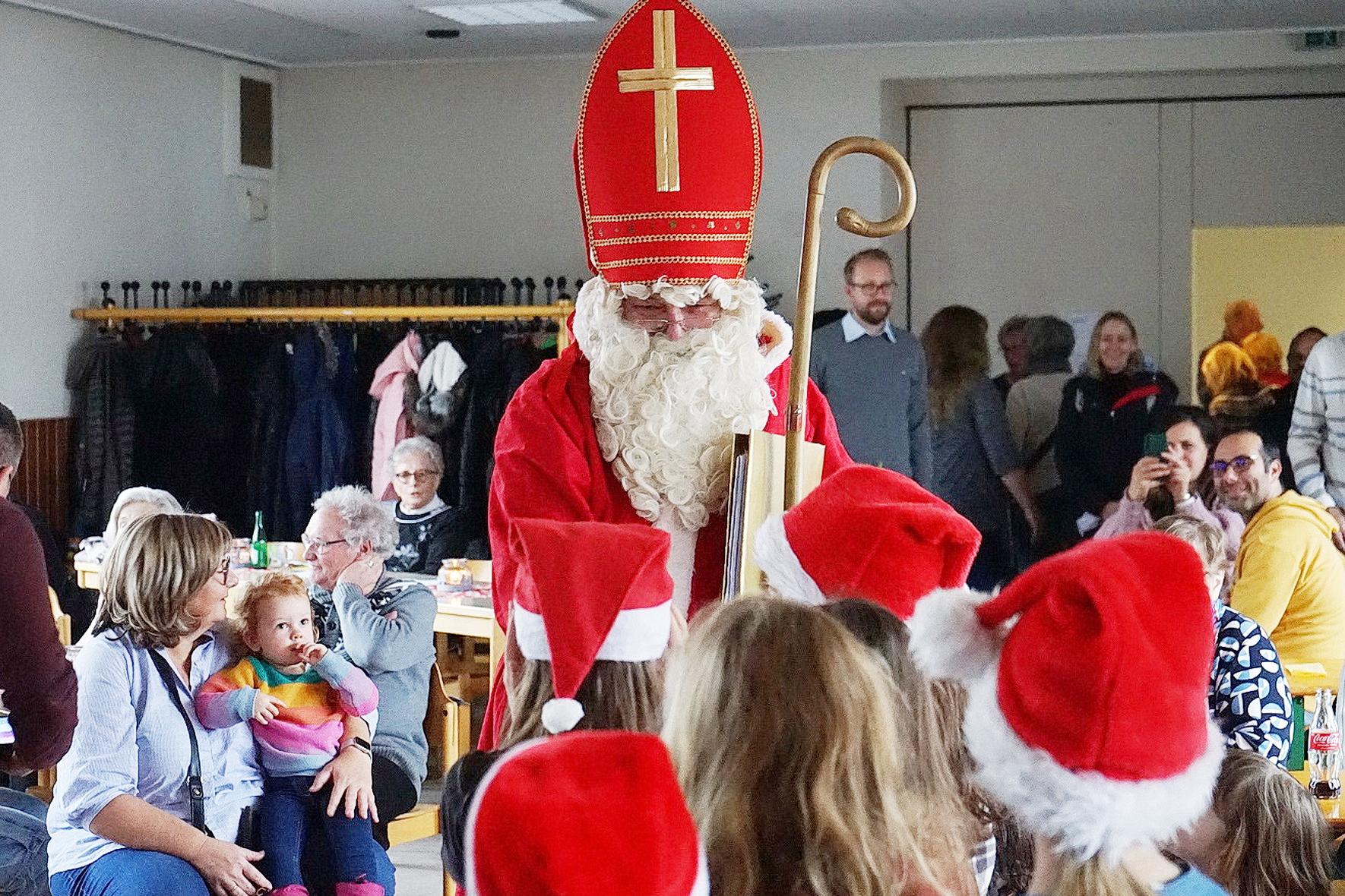 Am Samstag, 6. Dezember, um 17 Uhr wird in der Mechernicher Pfarrkirche St. Johannes Baptist der Besuch des Bischofs von Myra erwartet, besser bekannt unter dem Namen Nikolaus, der auf diesem Symbolbild 2024 in der Person von Albert Meyer beim „Hüttenzauber“ im Johanneshaus Bescherung hält.