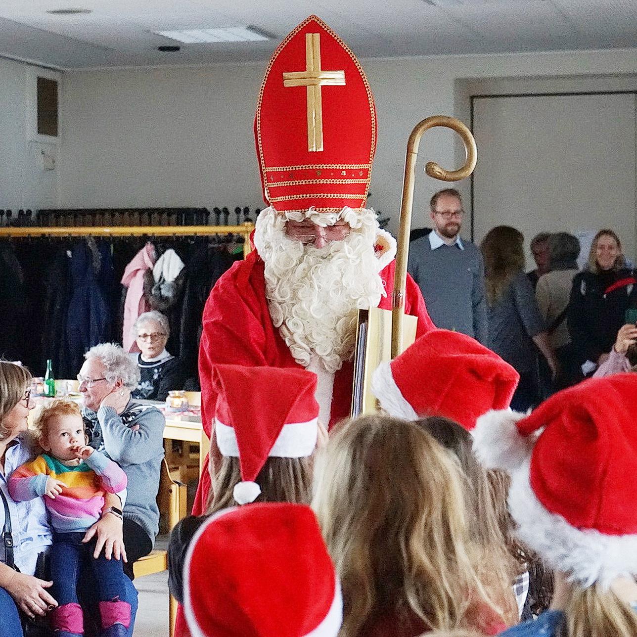Am Samstag, 6. Dezember, um 17 Uhr wird in der Mechernicher Pfarrkirche St. Johannes Baptist der Besuch des Bischofs von Myra erwartet, besser bekannt unter dem Namen Nikolaus, der auf diesem Symbolbild 2024 in der Person von Albert Meyer beim „Hüttenzauber“ im Johanneshaus Bescherung hält.