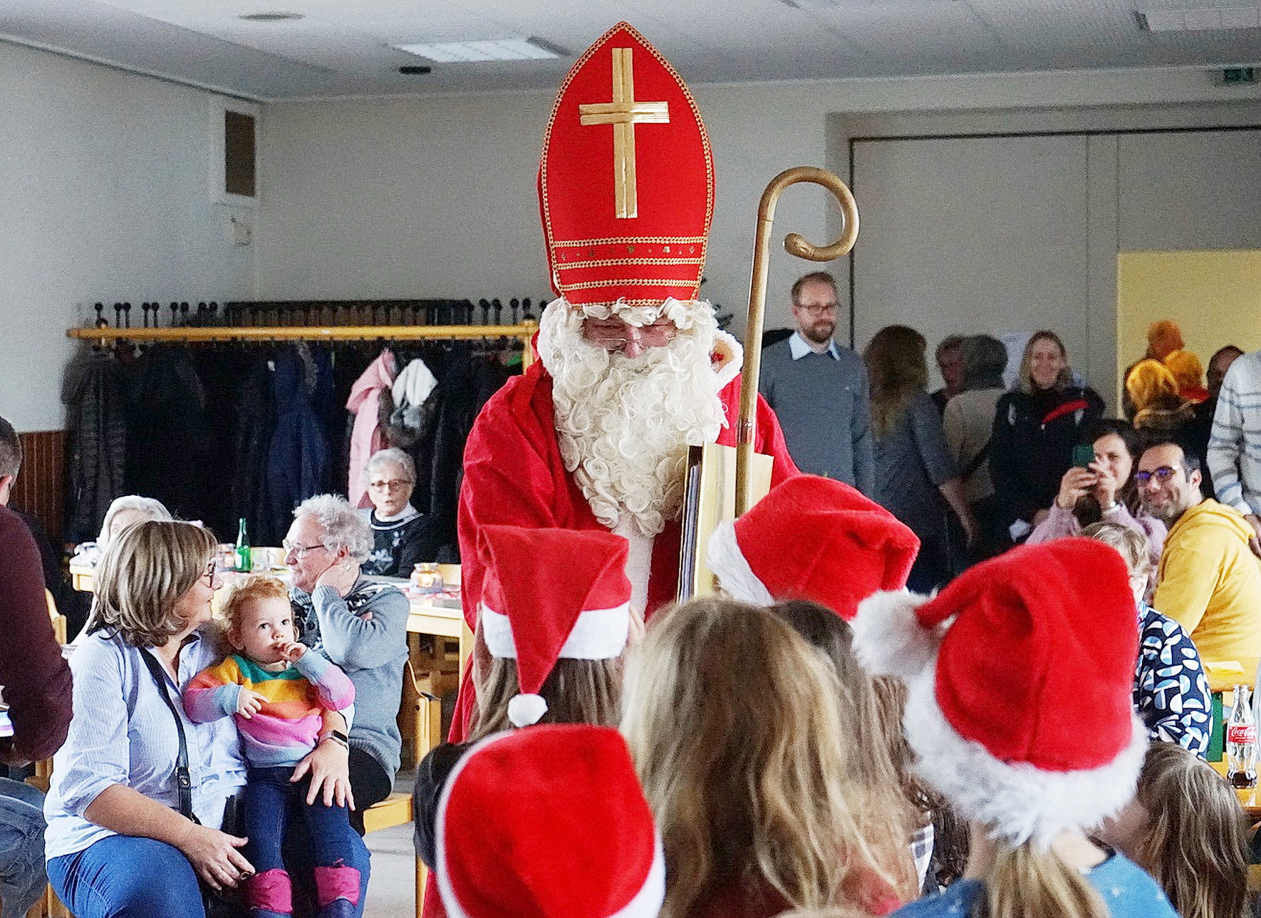 Am Samstag, 6. Dezember, um 17 Uhr wird in der Mechernicher Pfarrkirche St. Johannes Baptist der Besuch des Bischofs von Myra erwartet, besser bekannt unter dem Namen Nikolaus, der auf diesem Symbolbild 2024 in der Person von Albert Meyer beim „Hüttenzauber“ im Johanneshaus Bescherung hält. (c) Archivfoto: Familienmeskreiss/pp/Agentur ProfiPress