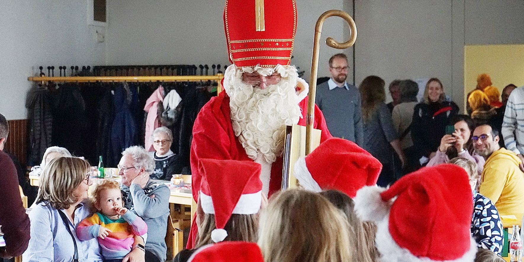 Am Samstag, 6. Dezember, um 17 Uhr wird in der Mechernicher Pfarrkirche St. Johannes Baptist der Besuch des Bischofs von Myra erwartet, besser bekannt unter dem Namen Nikolaus, der auf diesem Symbolbild 2024 in der Person von Albert Meyer beim „Hüttenzauber“ im Johanneshaus Bescherung hält.