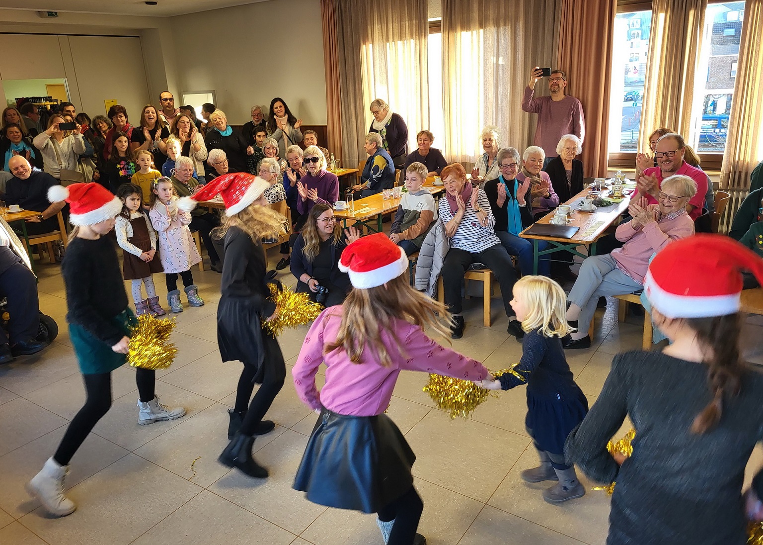 Ausgelassen tanzten die „Nikolaus-Tänzerinnen“ über das Parkett des Johanneshauses, die Zuschauer des zweiten Mechernicher „Hüttenzaubers“ waren begeistert. (c) Foto: Manfred Lang/pp/Agentur ProfiPress