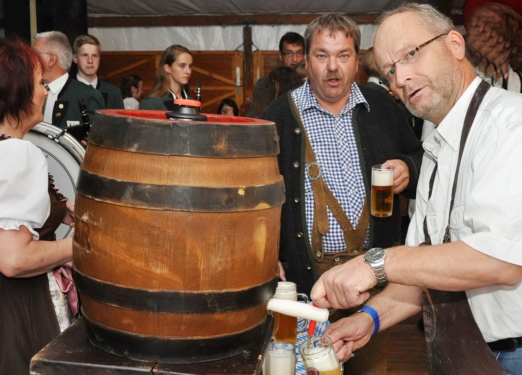 Manfred Kreuser beim gemeinsamen Fassanstich mit Mechernichs Bürgermeister Dr. Hans-Peter Schick.