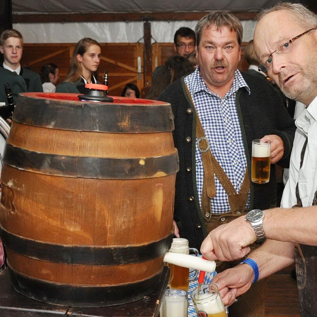 Manfred Kreuser beim gemeinsamen Fassanstich mit Mechernichs Bürgermeister Dr. Hans-Peter Schick.