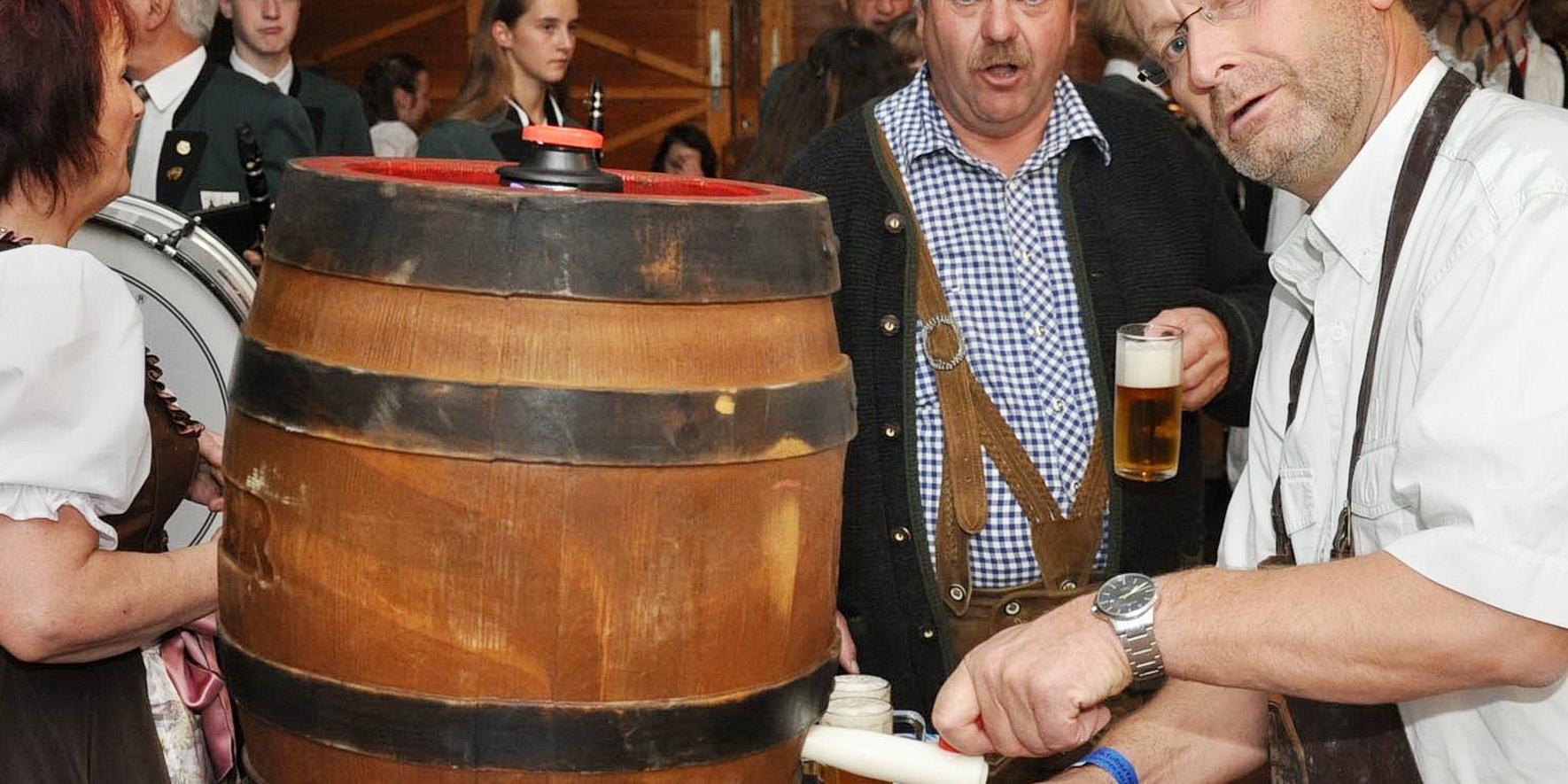 Manfred Kreuser beim gemeinsamen Fassanstich mit Mechernichs Bürgermeister Dr. Hans-Peter Schick.