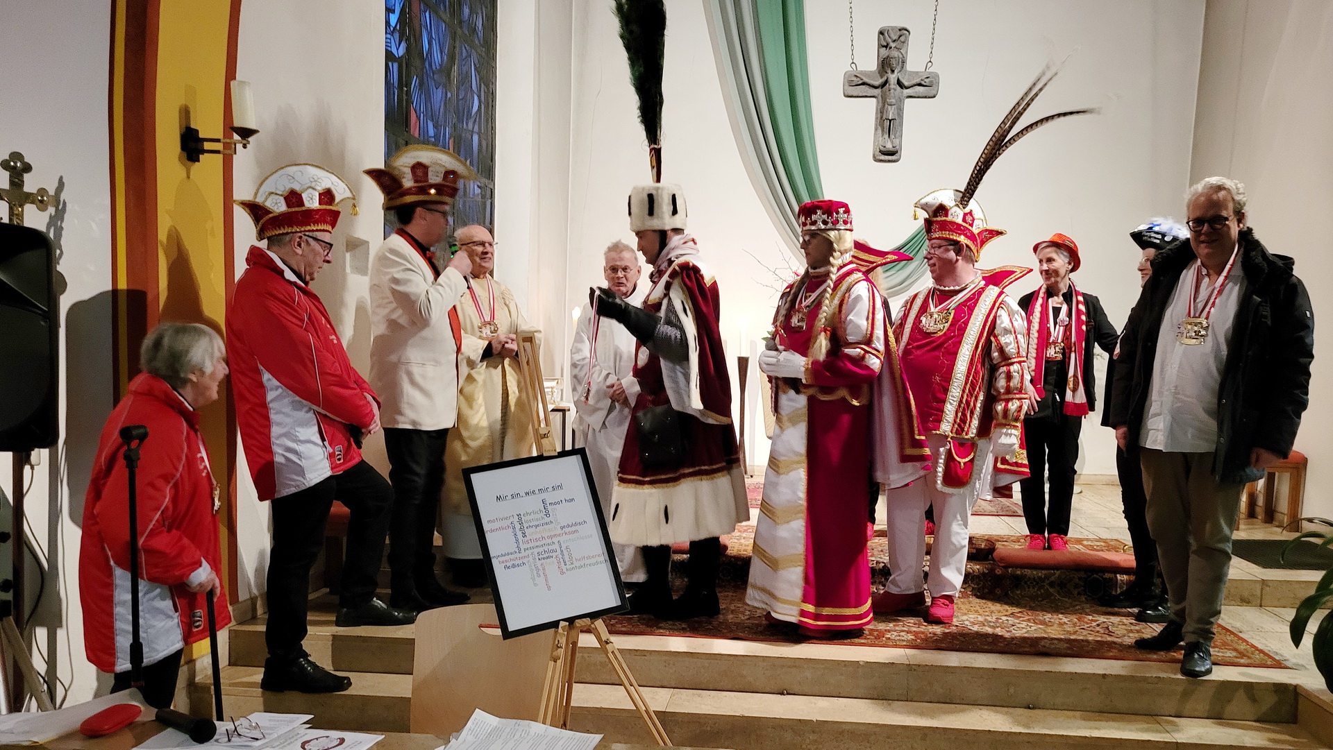 Ordensverleihung am Altar u.a. mit den Musikern Erik Arndt und Resl Feyen (v.r.) sowie Liturgieleiterin Anneliese Klinkhammer, dem Karnevalsvereinsvorsitzenden Wolfgang Schneider, Präsident Ralf Schumann, Pfarrer Felix Dörpinghaus, Senior-Messdiener Michael, Bauer Falk, Jungfrau Michaela und Prinz Carsten I. (c) Foto: Manfred Lang/pp/Agentur ProfiPress