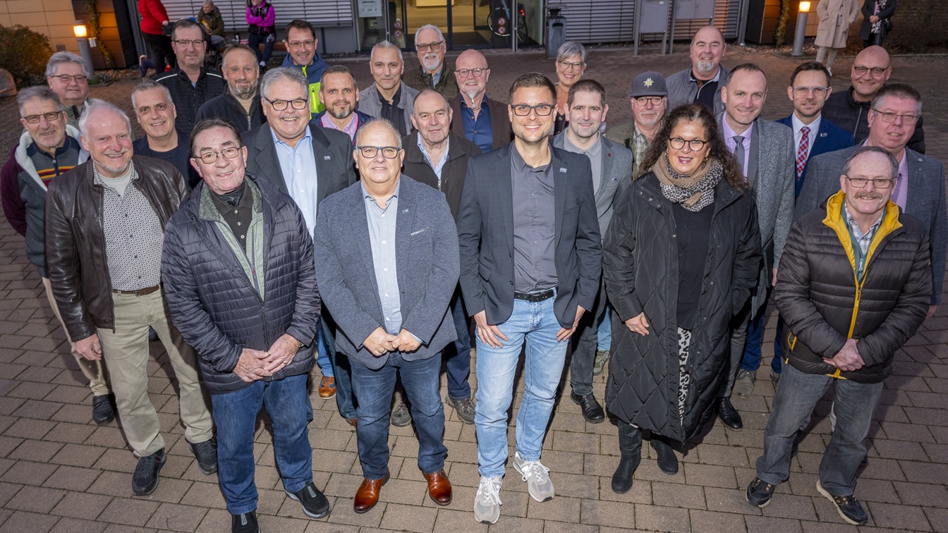 Vor der Ratssitzung trafen sich 25 der 33 designierten Ortsbürgermeisterinnen und Ortsbürgermeister zum Gruppenfoto mit Bürgermeister Michael Fingel. (c) Foto: Ronald Larmann/pp/Agentur ProfiPress