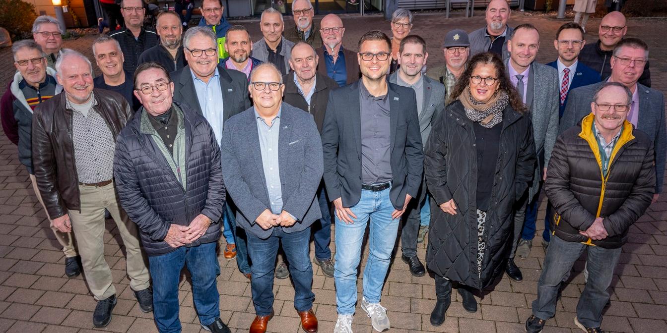 Vor der Ratssitzung trafen sich 25 der 33 designierten Ortsbürgermeisterinnen und Ortsbürgermeister zum Gruppenfoto mit Bürgermeister Michael Fingel.