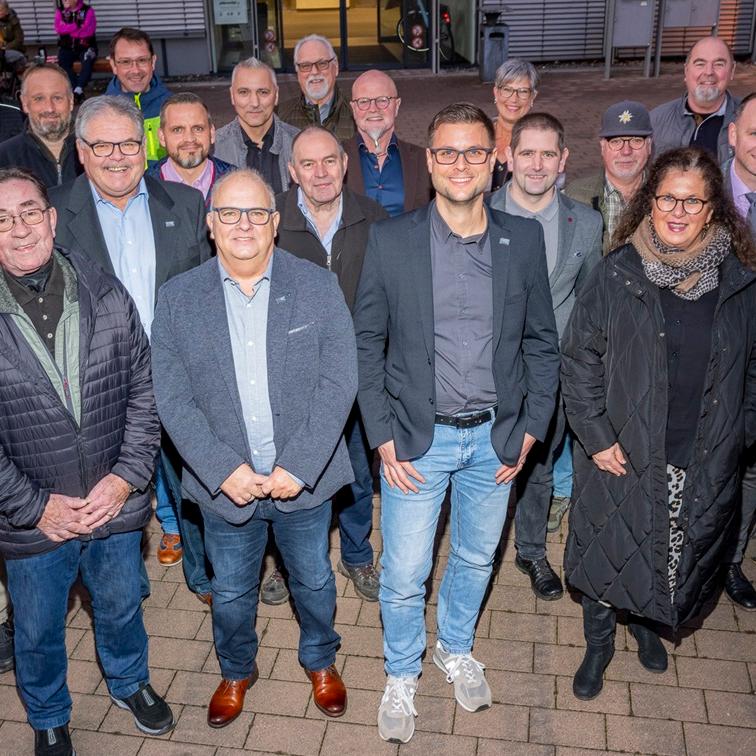 Vor der Ratssitzung trafen sich 25 der 33 designierten Ortsbürgermeisterinnen und Ortsbürgermeister zum Gruppenfoto mit Bürgermeister Michael Fingel.