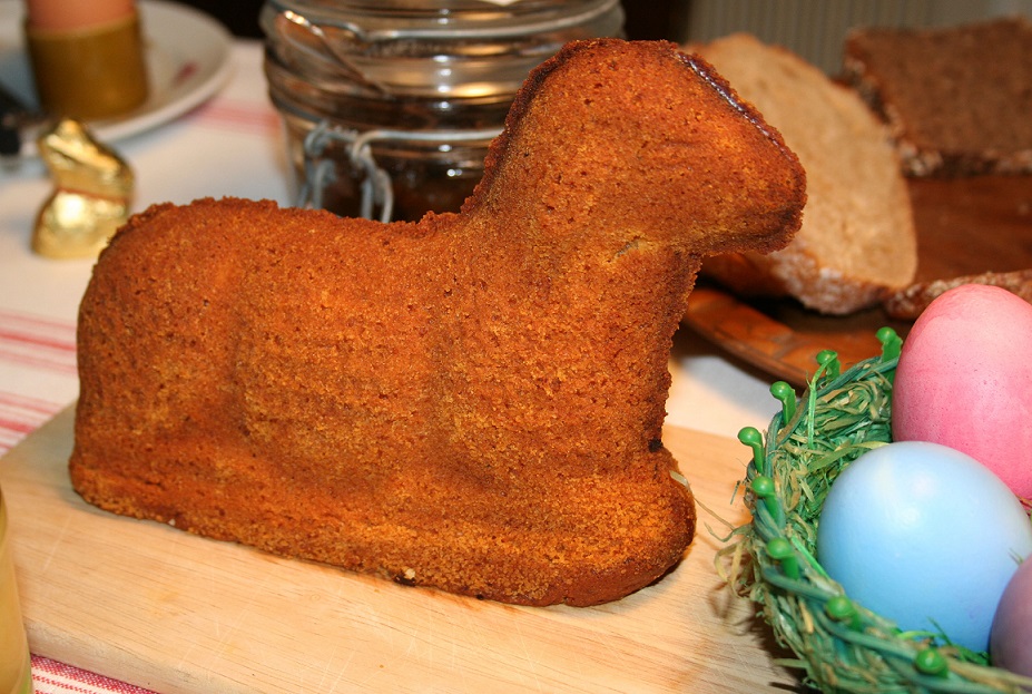 Osterlamm gebacken (c) Bernhard Riedl in Pfarrbriefservice.de