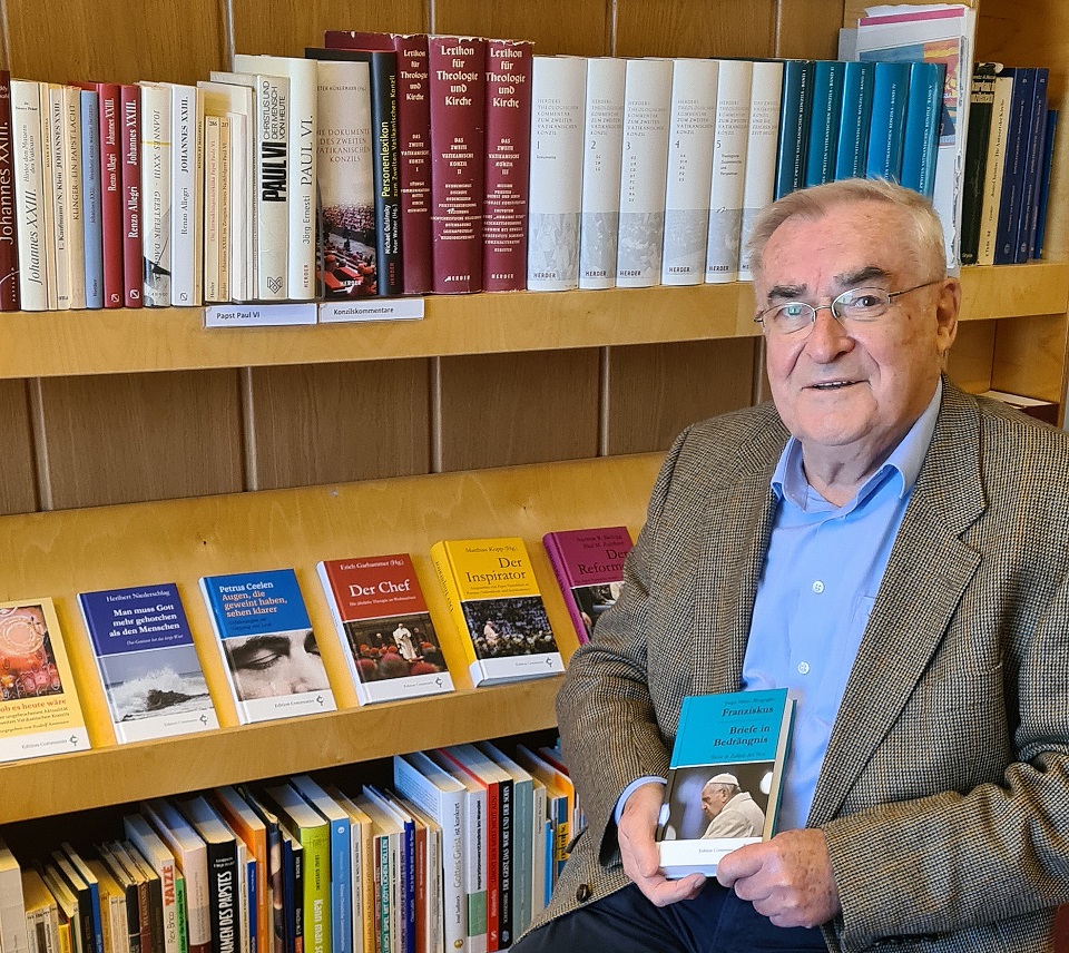 Pater Rudolf Ammann mit seinem neusten Erfolgstitel „Briefe in Bedrängnis“. Autor ist kein Geringerer als Papst Franziskus bzw. cder frühere Kardinal Jorge Mario Bergoglio. (c) Tilj Puthenveettil/CIC/pp/Agentur ProfiPress