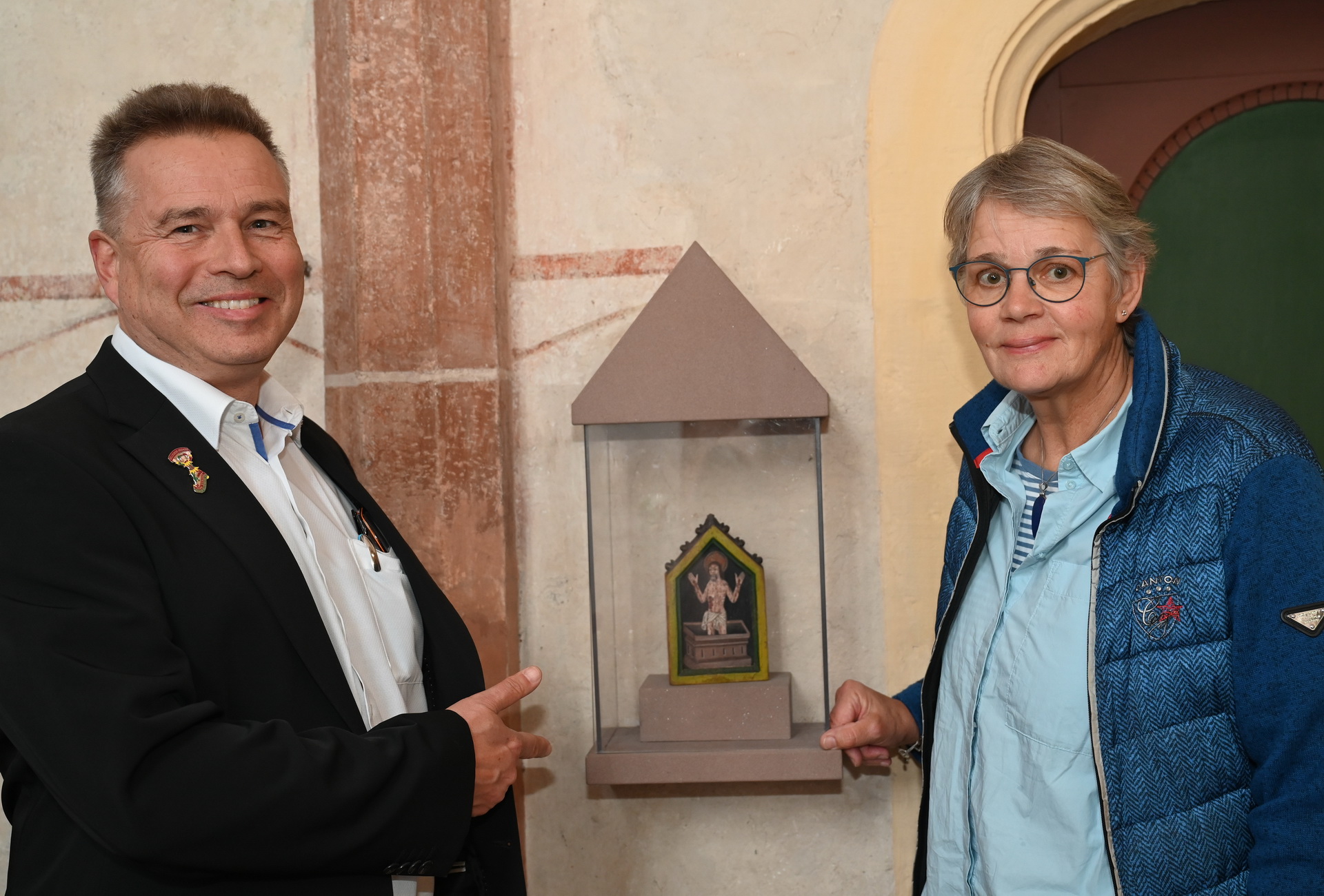 Claudia Müller und Peter Schweikert-Wehner am Hosteler Pax-Täfelchen. Es handelt sich bei diesen früher gebräuchlichen liturgischen Gegenständen um mit Darstellungen Christi, Mariens oder Heiliger verzierte Täfelchen, die zur Weitergabe des Friedenskusses in der Messe dienten. (c) Foto: Manfred Lang/pp/Agentur ProfiPress