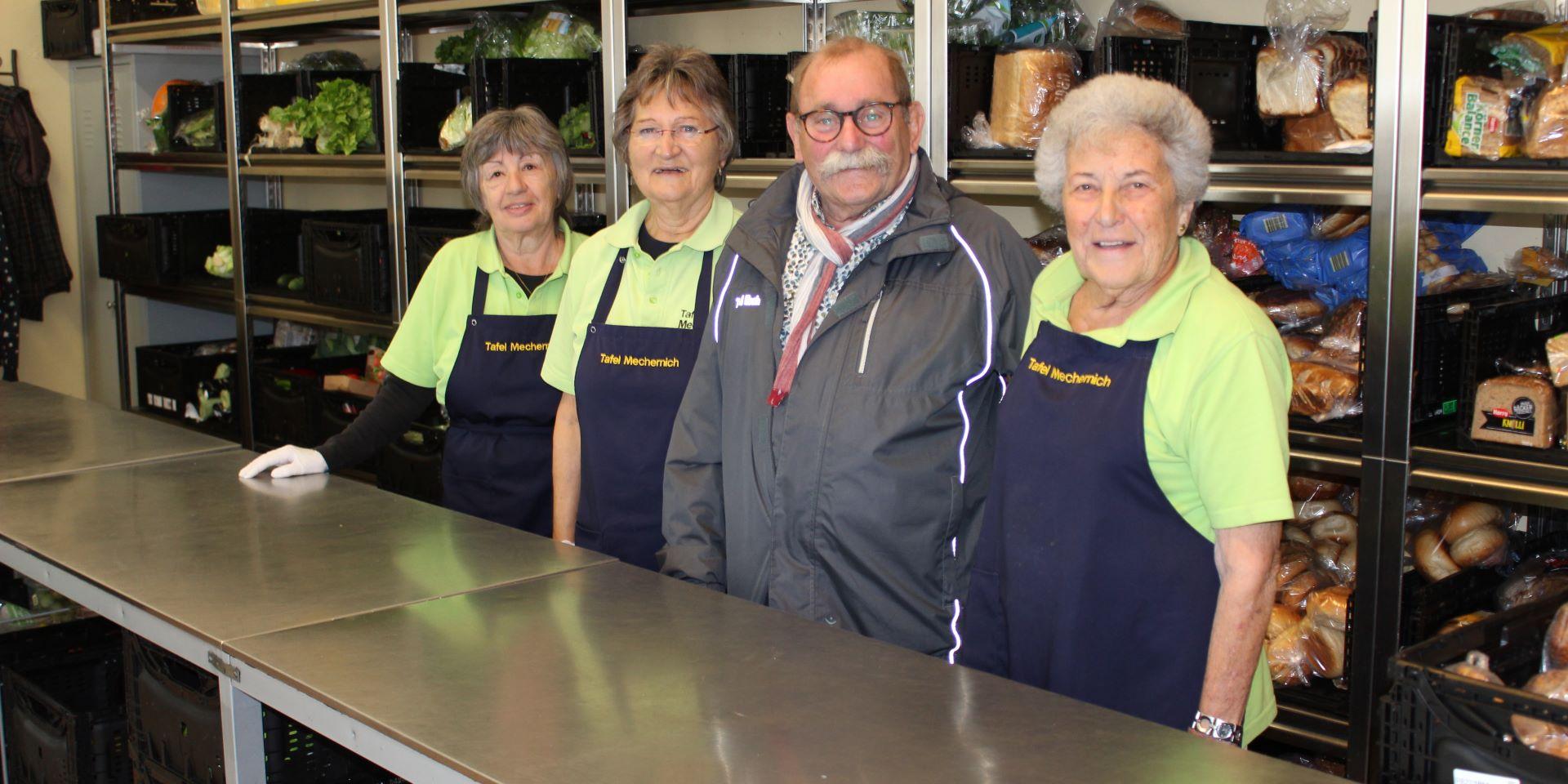 Freuen sich auf zahlreiche Spenden, mit denen sie Familien, Alleinstehenden und älteren Menschen in Mechernich zu Weihnachten eine Freude bereiten können: Die Mitarbeitenden der Tafel um Wolfgang Weilerswist.