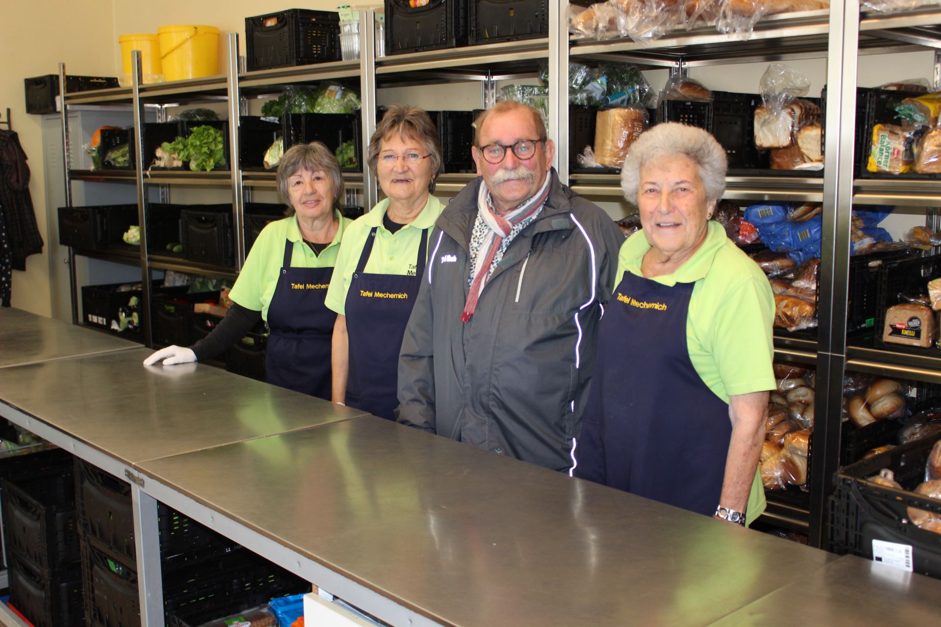 Freuen sich auf zahlreiche Spenden, mit denen sie Familien, Alleinstehenden und älteren Menschen in Mechernich zu Weihnachten eine Freude bereiten können: Die Mitarbeitenden der Tafel um Wolfgang Weilerswist. (c) Foto: Kerstin Rottland/pp/Agentur ProfiPress