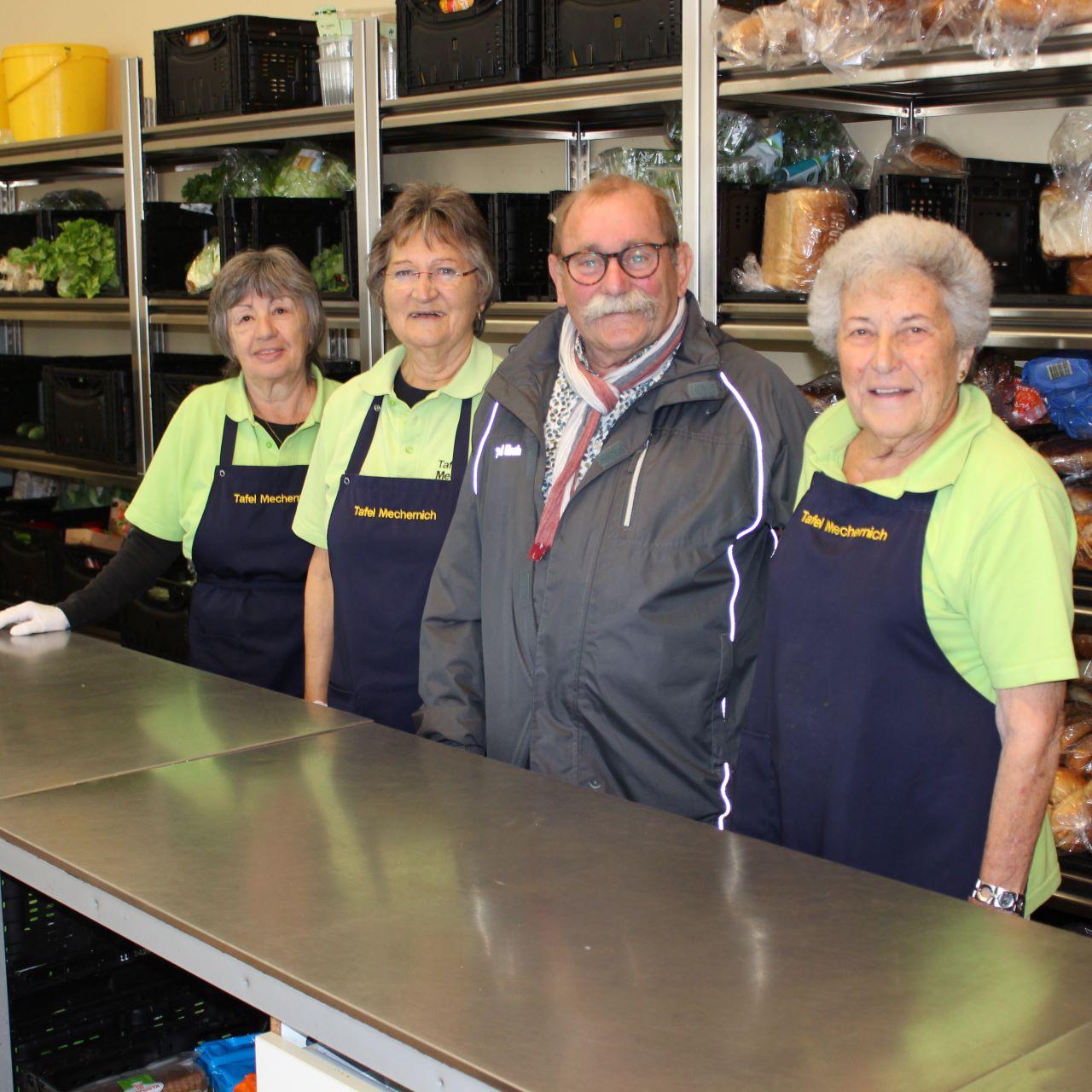 Freuen sich auf zahlreiche Spenden, mit denen sie Familien, Alleinstehenden und älteren Menschen in Mechernich zu Weihnachten eine Freude bereiten können: Die Mitarbeitenden der Tafel um Wolfgang Weilerswist.