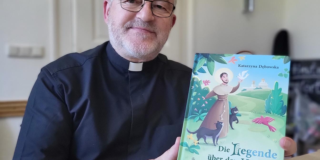 Pater Wieslaw Kaczor SDS (65), Salvatorianer-Geistlicher und Pfarrer von Steinfeld, GdG-Leiter und Regionalvikar, ist unter die Kinderbuch-Herausgeber gegangen.