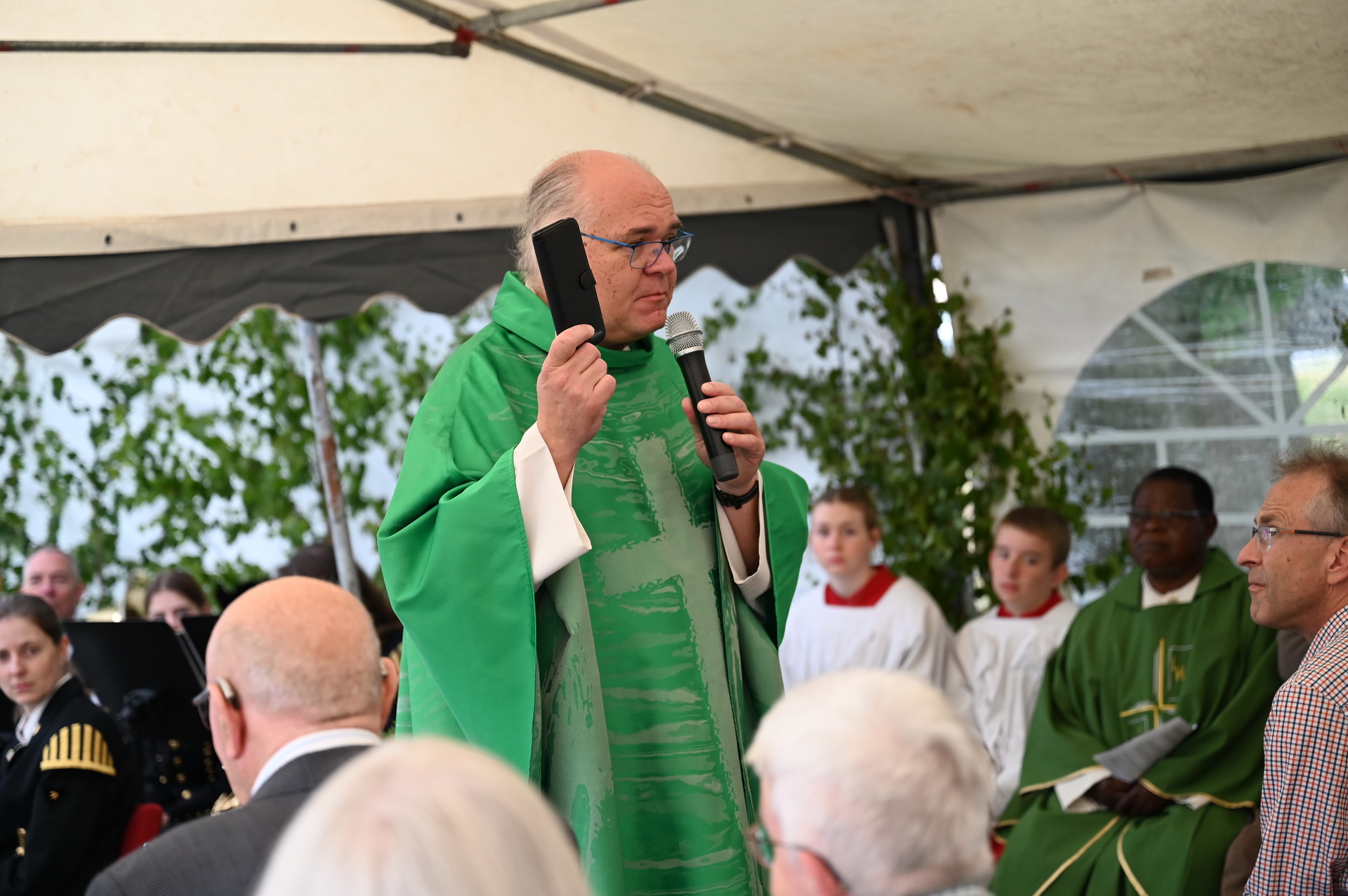 „Gut oder böse?“ war die Kernfrage, die der Mechernicher Pfarrer Erik Pühringer in seiner Predigt beim Bergfest mit dem Smartphone in der Hand stellte. Seine Antwort lautete: „Das entscheidet jeder Benutzer selbst!“ (c) Foto: Manfred Lang/pp/Agentur ProfiPress