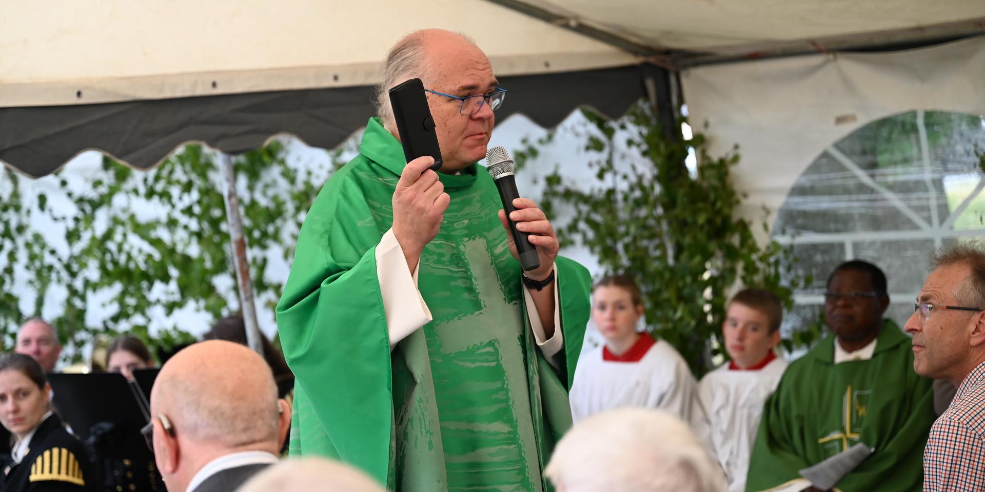 „Gut oder böse?“ war die Kernfrage, die der Mechernicher Pfarrer Erik Pühringer in seiner Predigt beim Bergfest mit dem Smartphone in der Hand stellte. Seine Antwort lautete: „Das entscheidet jeder Benutzer selbst!“