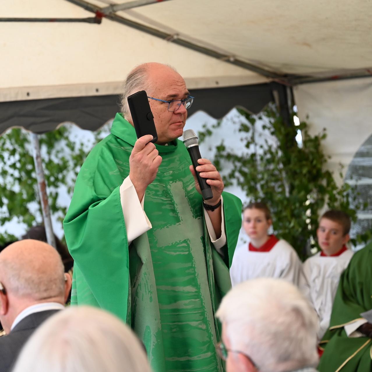 „Gut oder böse?“ war die Kernfrage, die der Mechernicher Pfarrer Erik Pühringer in seiner Predigt beim Bergfest mit dem Smartphone in der Hand stellte. Seine Antwort lautete: „Das entscheidet jeder Benutzer selbst!“