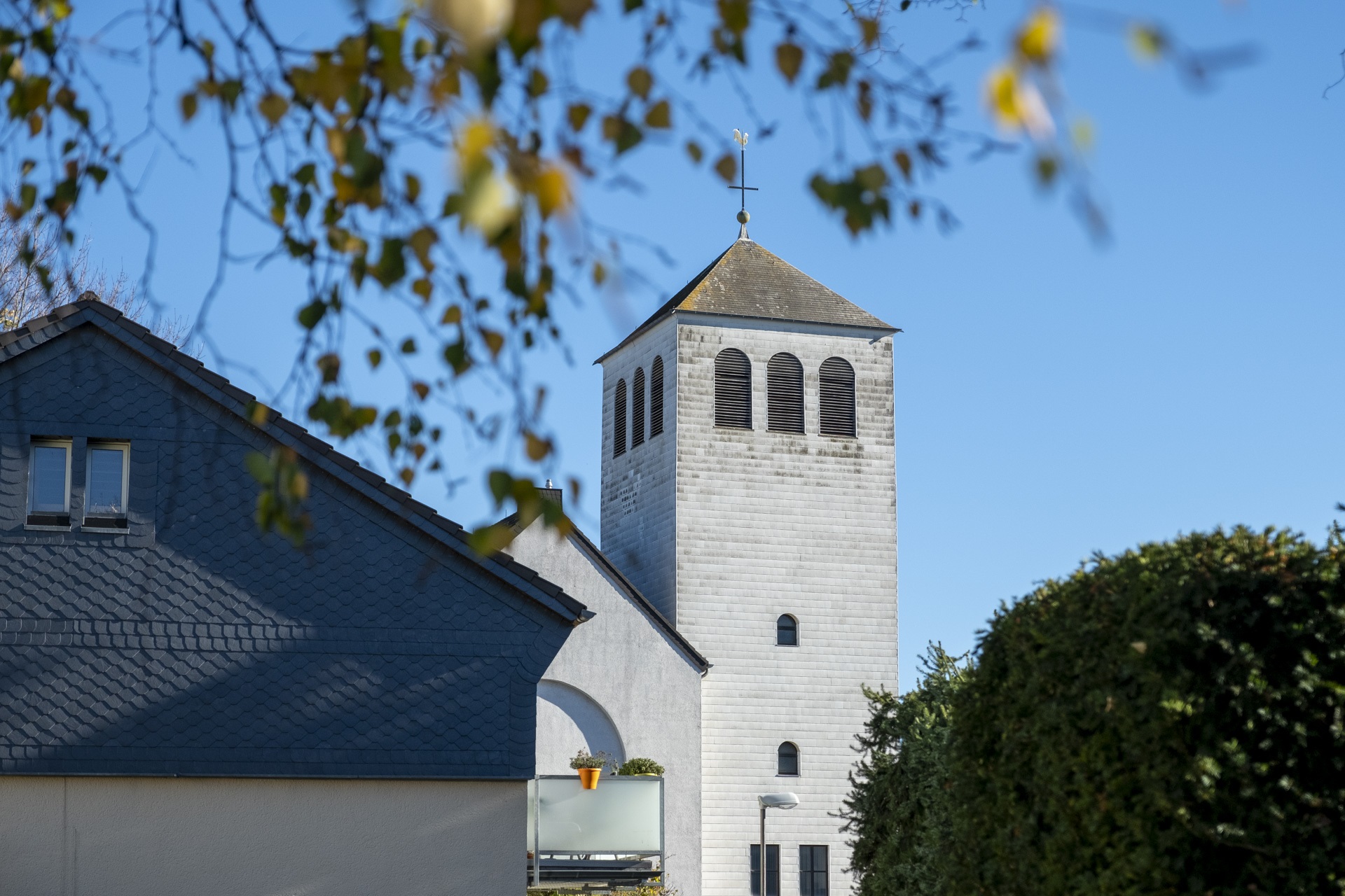 PfarrKirche Mechernich Herbst Sonne 3526 Ronald Larmann (c) Ronald Larmann