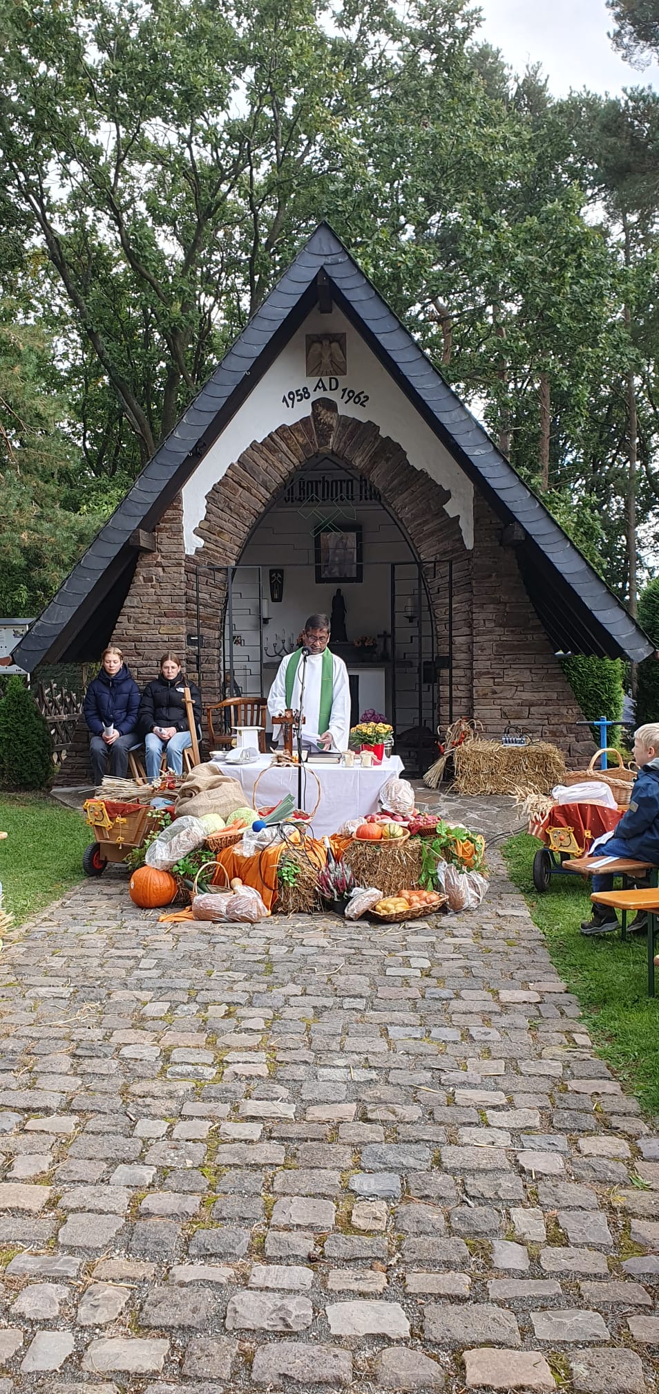 Pfarrer Stephen am geschmückten Altar (c) Claudia Simon