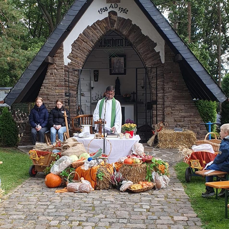 Pfarrer Stephen am geschmückten Altar