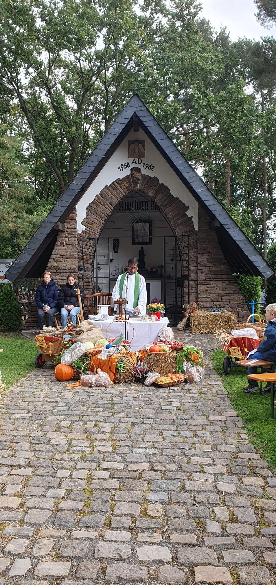 Pfarrer Stephen am geschmückten Altar