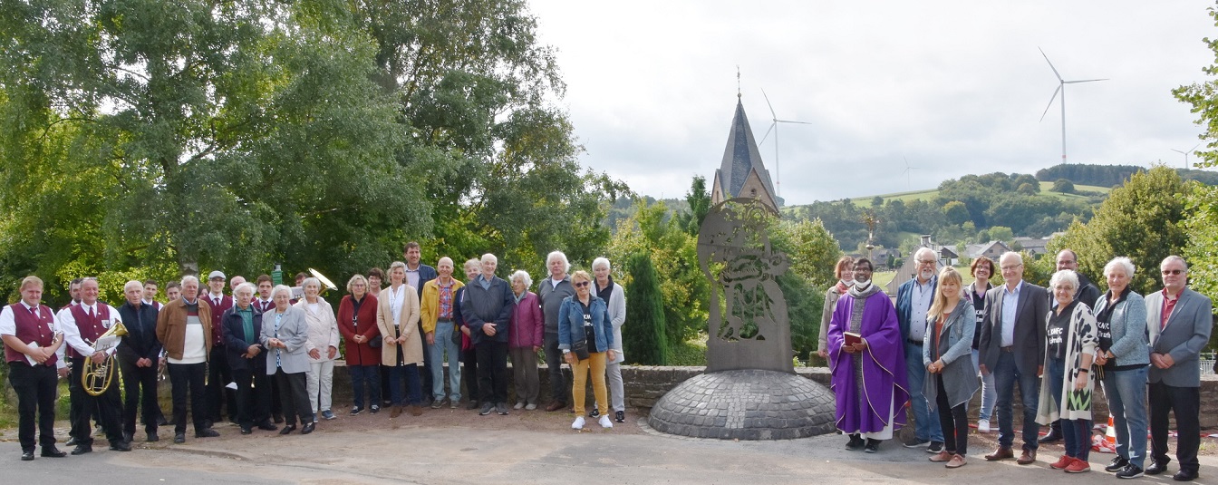 Zahlreiche Gläubige nahmen an der Einsegnung des Denkmals durch den kürzlich aus Würzburg an den Bleiberg gekommenen indischen Pfarrer George Stephen Rayappan Packiam (54) teil. (c) Manfred Lang/pp/Agentur ProfiPress