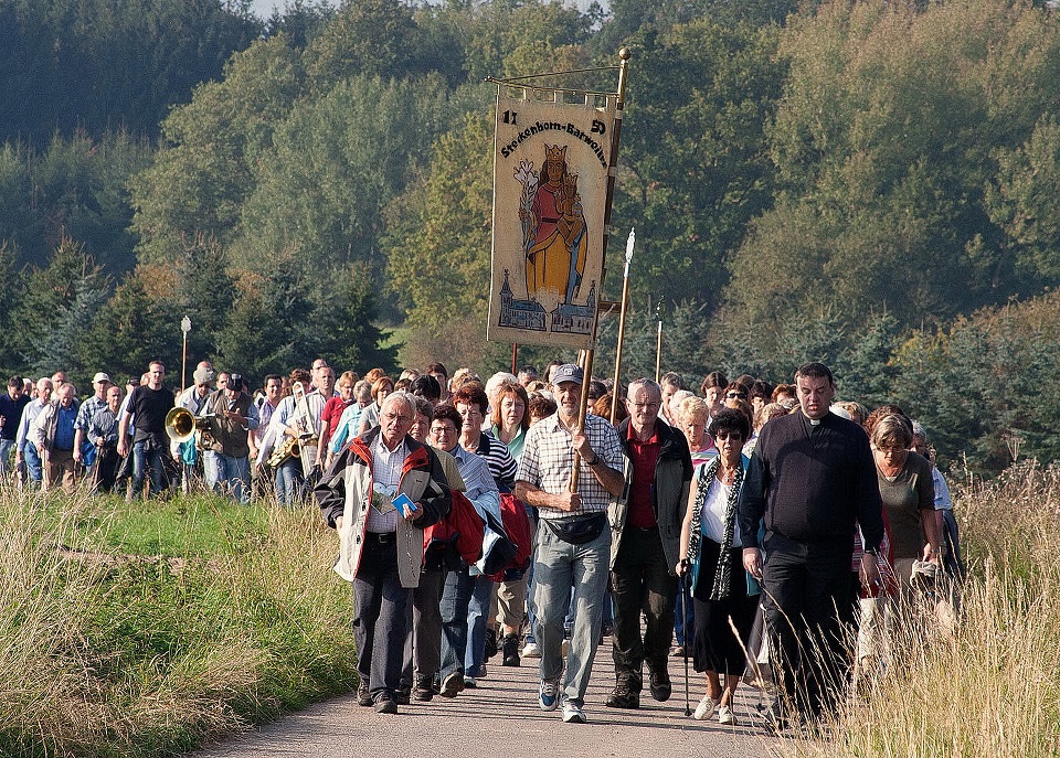 Fußwallfahrt aus Steckenborn mit dem aus Kallmuth stammenden Pfarrer Michael Stoffels auf dem Weg nach Barweiler zur Muttergottes mit der Lilie, Königin des Friedens. Am 7. September zieht die Prozession aus Nöthen an den Nürburgring. (c) Symbolbild: pp/Archiv ProfiPress