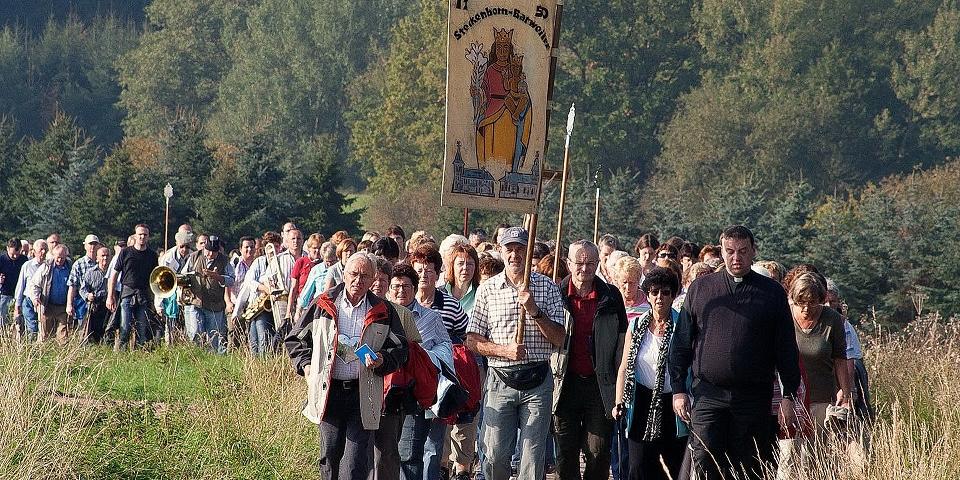 Fußwallfahrt aus Steckenborn mit dem aus Kallmuth stammenden Pfarrer Michael Stoffels auf dem Weg nach Barweiler zur Muttergottes mit der Lilie, Königin des Friedens. Am 7. September zieht die Prozession aus Nöthen an den Nürburgring.