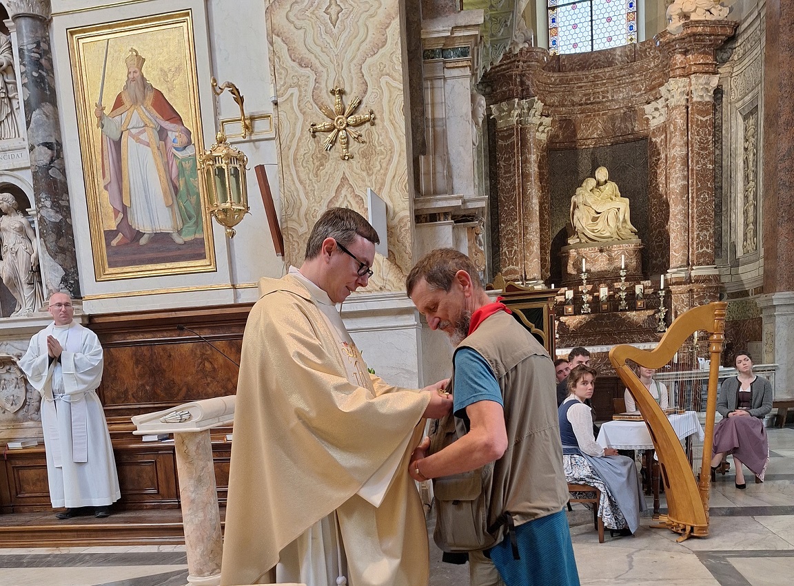 In der Sonntagsmesse in Santa Maria del Anima bekam Michael Brendle das antike Pilgerabzeichen seiner Gruppe verliehen (c) Foto: Diethard Eichinger-Hess/pp/Agentur ProfiPress
