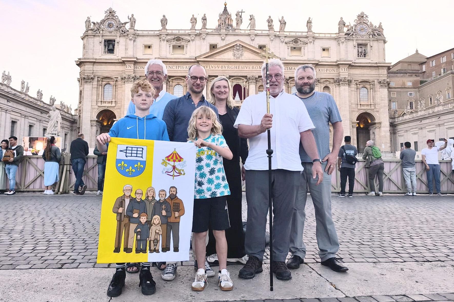 Vor dem Petersdom (v.l.): Laurenz, Hermann, Lukas, Konstantin, Melanie, Hermann-Josef und Sebastian Pönsgen, die die Ereignisse um die jüngste Papstwahl per Streaming über #StLaurentius.digital auch nach Mechernich und Marmagen übertrugen.