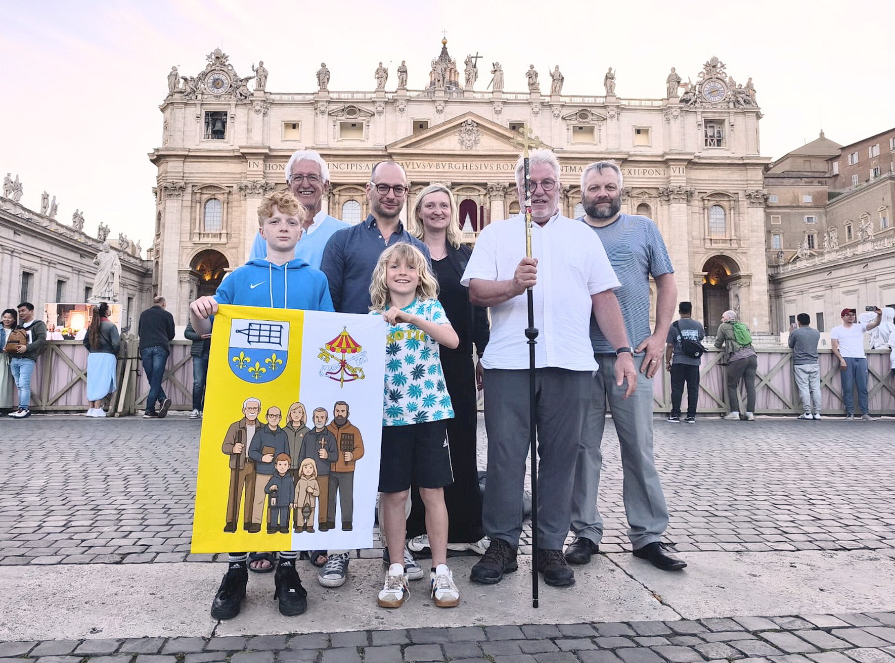 Vor dem Petersdom (v.l.): Laurenz, Hermann, Lukas, Konstantin, Melanie, Hermann-Josef und Sebastian Pönsgen, die die Ereignisse um die jüngste Papstwahl per Streaming über #StLaurentius.digital auch nach Mechernich und Marmagen übertrugen. (c) Foto: Privat/pp/Agentur ProfiPress