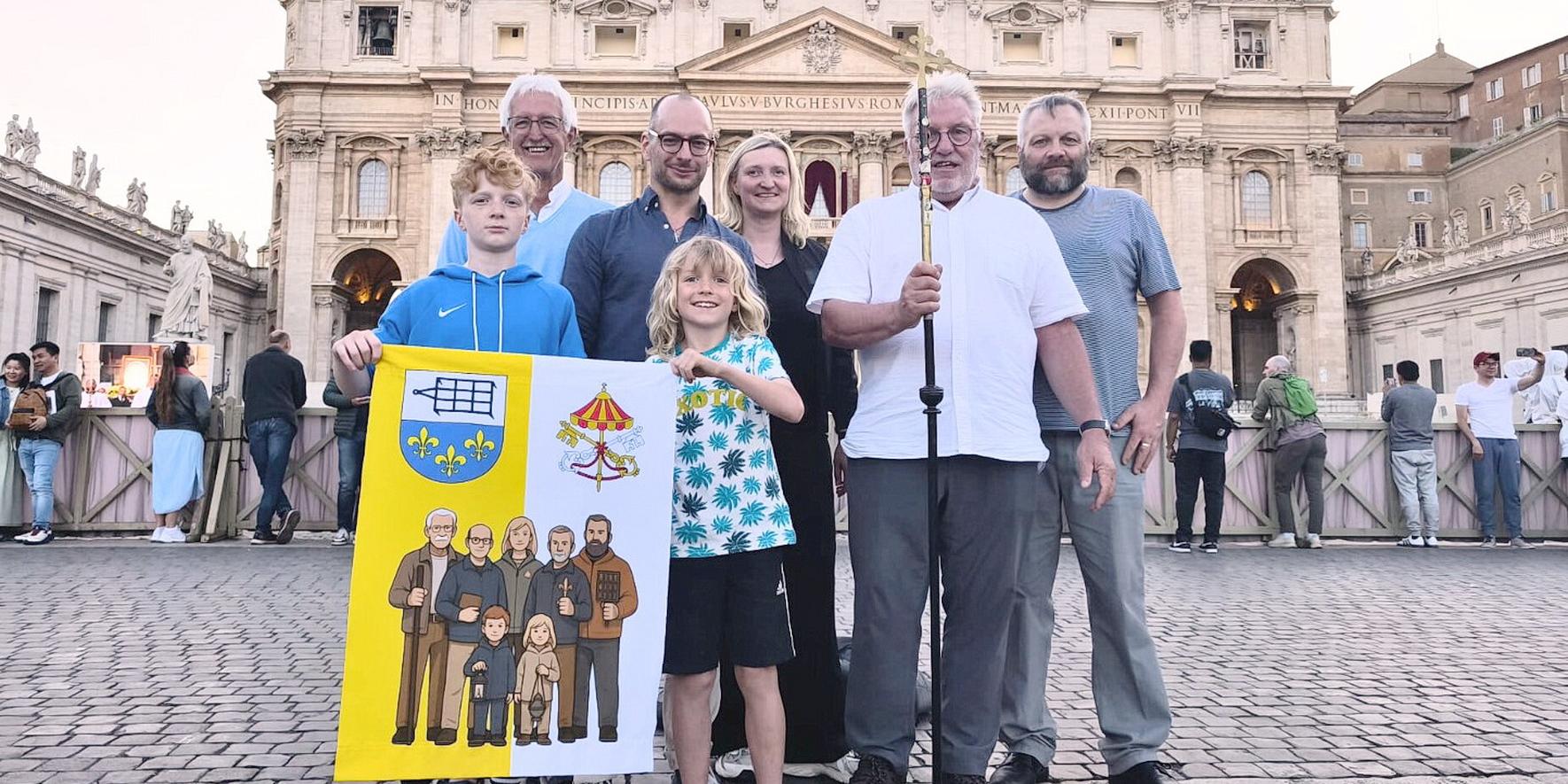 Vor dem Petersdom (v.l.): Laurenz, Hermann, Lukas, Konstantin, Melanie, Hermann-Josef und Sebastian Pönsgen, die die Ereignisse um die jüngste Papstwahl per Streaming über #StLaurentius.digital auch nach Mechernich und Marmagen übertrugen.